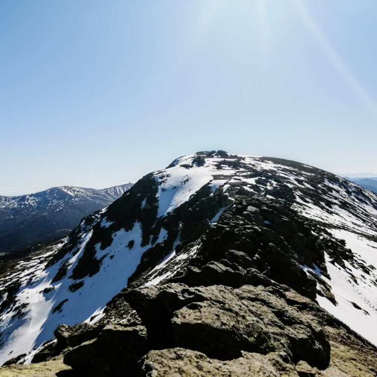 Strona Główna mesmerizing view of the penalara mountain in spain covered in snow on a sunny day